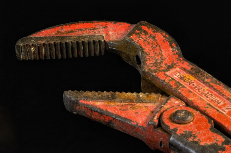 plombier-ROQUEBILLIERE-min_pipe-wrench-318084